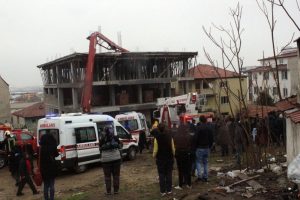 Beton mikserinin ayağı &ccedil;&ouml;kt&uuml;: 1 &ouml;l&uuml;, 1 yaralı