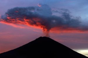 Agung Yanardağı yeniden k&uuml;l p&uuml;sk&uuml;rtmeye başladı