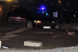 Otomobil anne ve kıza &ccedil;arptı