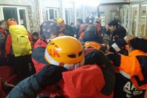 Bursa Uludağ'da mahsur kalan 6 dağcıyı kurtarmak i&ccedil;in ekipler seferber oldu