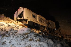Karlı yolda kayan otob&uuml;s şarampole devrildi: 32 yaralı
