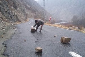 Yola d&uuml;şen dev kaya par&ccedil;aları s&uuml;r&uuml;c&uuml;lere zor anlar yaşattı
