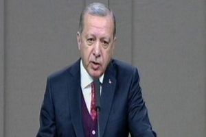Cumhurbaşkanı Erdoğan'dan 'KHK' ve 'tek tip elbise' sorusuna cevap