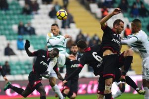 Yeşil beyazlı futbolcular oyundan memnun