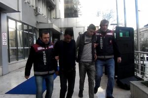 Bursa'da yaşlı kadına evini sattırmaya &ccedil;alışan sahte polisler yakalandı