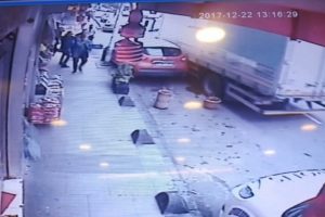 Bonzai etkisindeki s&uuml;r&uuml;c&uuml; dehşet sa&ccedil;tı