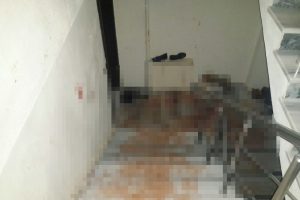 Eşini başka bir erkekle yakalayınca dehşet sa&ccedil;tı