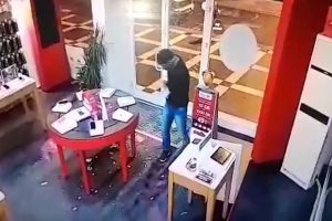 25 saniyede 13 bin lira değerindeki telefonları &ccedil;aldı