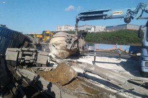 TEM'de devrilen tır yolu trafiğe kapattı