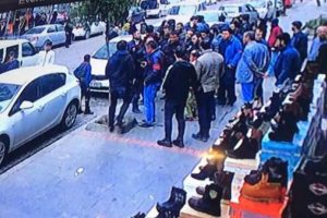 Esnaf, 10 yaşındaki kızı taciz eden ş&uuml;pheliyi d&ouml;vd&uuml;