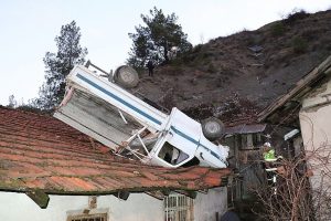 Kamyonet 80 metre u&ccedil;urumdan evin &ccedil;atısına u&ccedil;tu