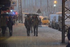 Y&uuml;ksekova'da kar yağışı