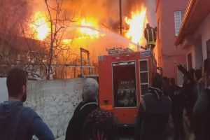 Amasya'da 2 katlı ahşap ev alevlere teslim oldu