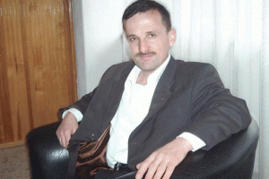 İşyeri bastılar, kelep&ccedil;eleyip demirle d&ouml;vd&uuml;ler
