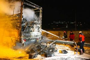 Bolu'da mutfak malzemesi y&uuml;kl&uuml; TIR yandı