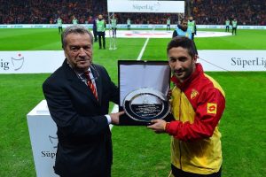 Sabir Sarıoğlu'na plaket verildi