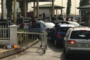 O &uuml;lkede kriz b&uuml;y&uuml;yor! Uzun kuyruklar oluştu...