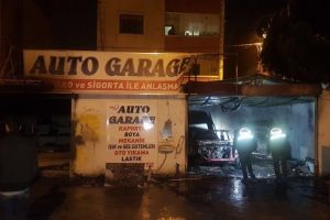 2 otomobil alev alev yandı