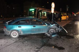 Kontrolden &ccedil;ıkan otomobil tramvaya &ccedil;arptı