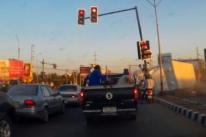 S&uuml;r&uuml;klenen tır direği devirdi: 3 yaralı
