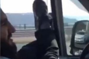 Trafikte şaşkına &ccedil;eviren g&ouml;r&uuml;nt&uuml;