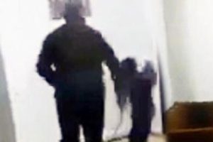 El ve ayaklarını bağladığı oğlunu hortumla d&ouml;vd&uuml;!