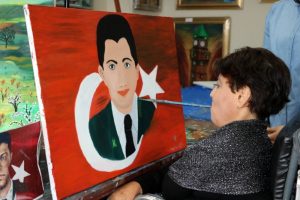 Ağzıyla &Ouml;mer Halis Demir'in de tablosunu &ccedil;izdi