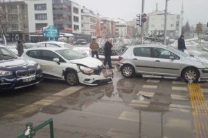 8 ara&ccedil; birbirine girdi