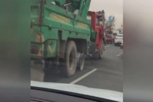Pes dedirten g&ouml;r&uuml;nt&uuml;! Lastiği par&ccedil;alandı ama...