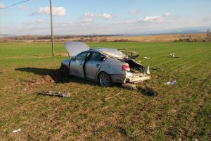 Bursa'da yoldan &ccedil;ıkan ara&ccedil; tarlaya u&ccedil;tu: 2 yaralı