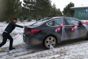 Yolda kalan gelin arabasını damat itti