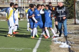 Futbolcular taraftarlara kar topu attı