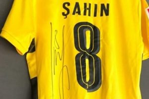 Nuri Şahin'den imzalı forma jesti