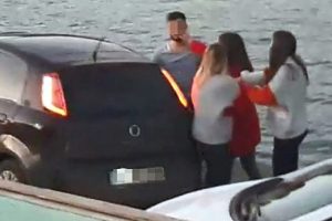 Başka kadınla g&ouml;rd&uuml;ğ&uuml; erkek arkadaşını b&ouml;yle tokatladı!