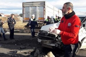 Askeri ara&ccedil; ile TIR &ccedil;arpıştı: 7 asker yaralı
