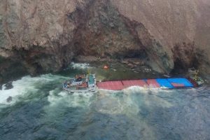 T&uuml;rk kuru y&uuml;k gemisi karaya oturdu