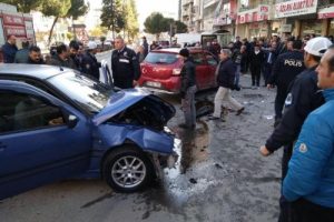 İki otomobil &ccedil;arpıştı: 5 yaralı