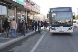9 araca &ccedil;arparak durabildi