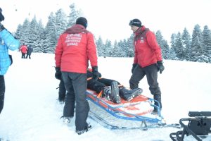 Bursa'da acemi kayak&ccedil;ıların yardımına JAK yetişti