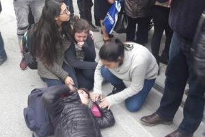Kazada yaralandı, arkadaşları başında ağladı