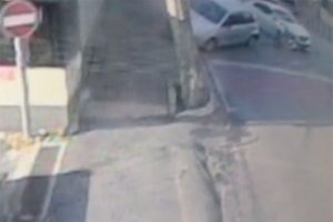 Kontrolden &ccedil;ıkan ara&ccedil; duvara b&ouml;yle &ccedil;arptı