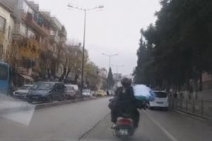 5 kişilik aile bir motosiklette