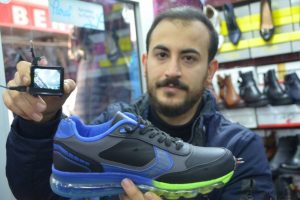 Asker ve polisler i&ccedil;in elektroşoklu ayakkabı tasarladı