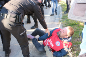 İş&ccedil;ilere polis m&uuml;dahalesi: 33 g&ouml;zaltı