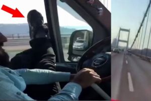 Sopayla gaz pedalına basarak ara&ccedil; kullanan s&uuml;r&uuml;c&uuml; yakalandı