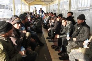 7 saat y&uuml;r&uuml;yerek Yunanistan'a ka&ccedil;maya &ccedil;alıştılar