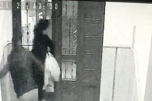 Arkadaşını kendi karısına satırla saldırttı