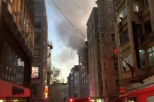 Beyoğlu'nda iş hanında patlama