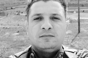 Astsubay askerlerin g&ouml;z&uuml; &ouml;n&uuml;nde Rus ruleti oynadı ve hayatını kaybetti