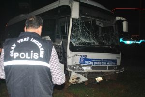 Otob&uuml;s ile polis otosu &ccedil;arpıştı: 2'si polis 3 yaralı